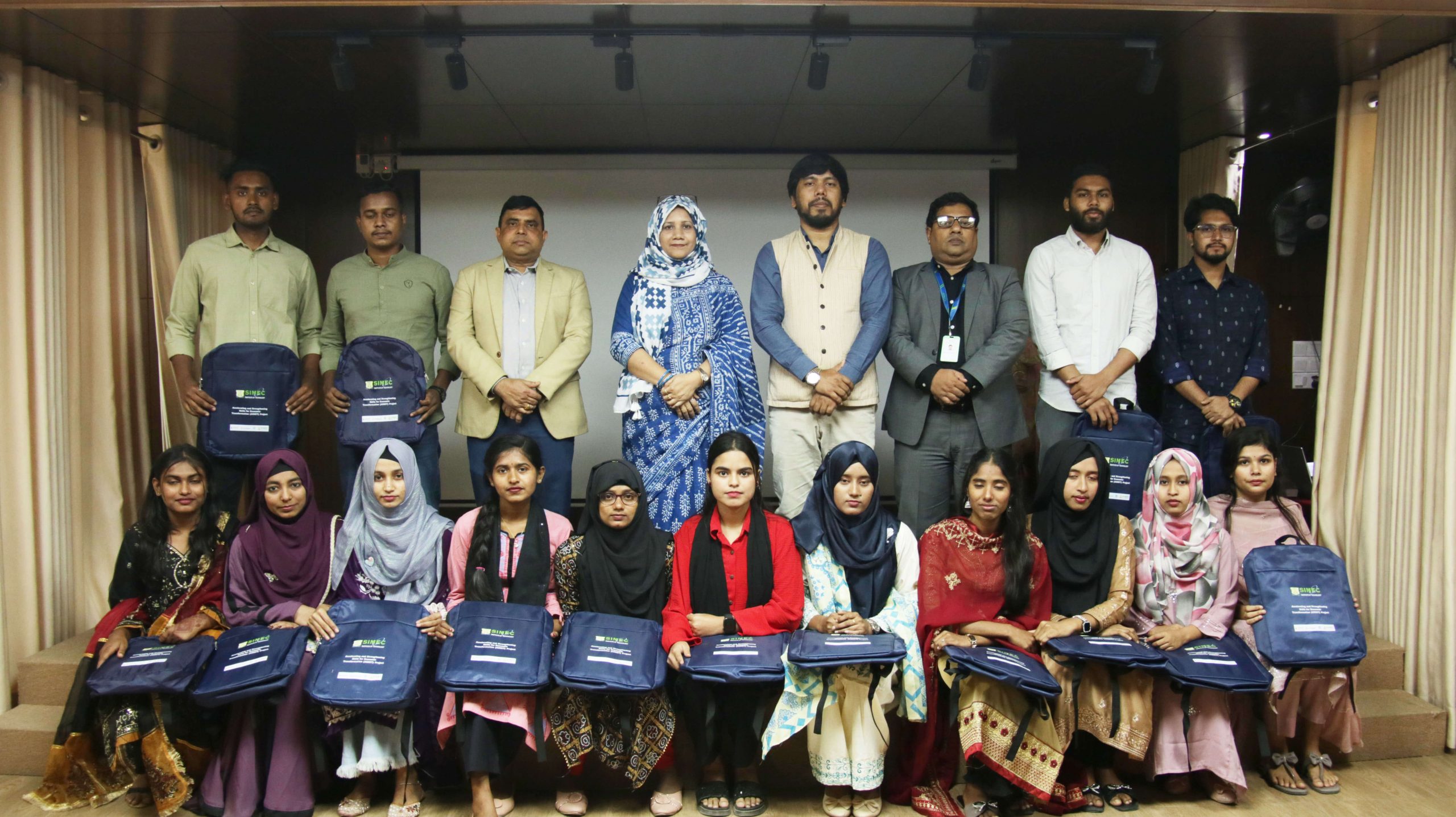 SIMEC Institute of Technology handed over certificates and gifts to nearly 100 students